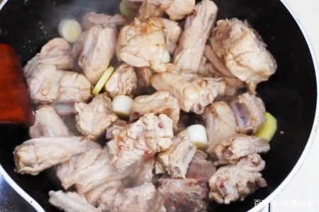 白萝卜炖汤好吃有诀窍，多加这1步1料，萝卜鲜甜透亮无异味，真香(白萝卜的炖汤的做法视频教程)